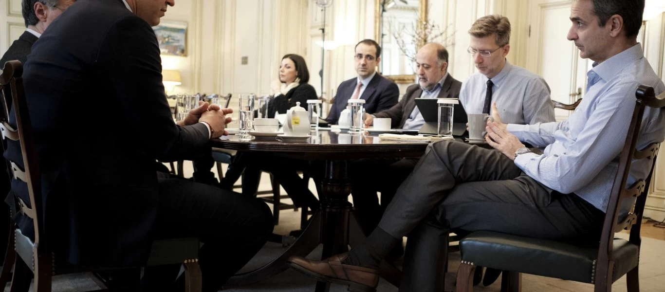 Έκτακτη σύσκεψη στο Μέγαρο Μαξίμου συγκάλεσε ο Κ.Μητσοτάκης μετά τα 667 νέα κρούσματα - Παρουσία Β.Κικίλια και Σ.Τσιόδρα